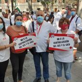 Paco Tébar, delegado de Sanidad de CCOO en la comarca, junto a unas trabajadoras durante en una protesta contra la centralización en Valencia de los servicios de emergencias sanitarias
