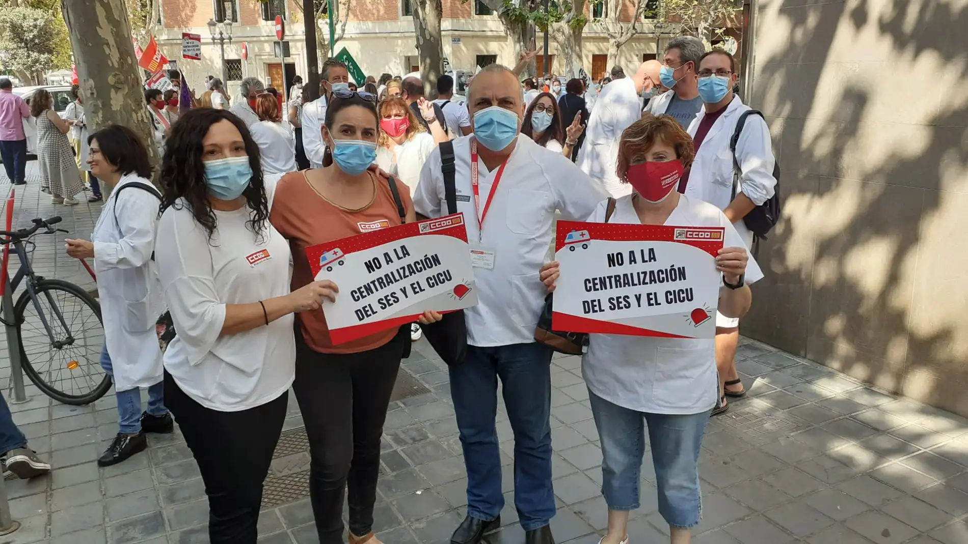 Paco Tébar, delegado de Sanidad de CCOO en la comarca, junto a unas trabajadoras durante en una protesta contra la centralización en Valencia de los servicios de emergencias sanitarias