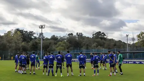 Ziganda habla con sus jugadores en El Requexón Ziganda habla con sus jugadores en El Requexón