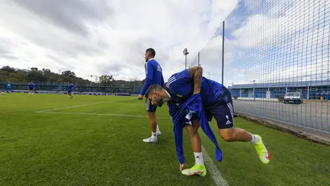 Borja Bastón toca el césped al inicio del entrenamiento en El Requexón. 2-11-2021 Borja Bastón toca el césped al inicio del entrenamiento en El Requexón. 2-11-2021