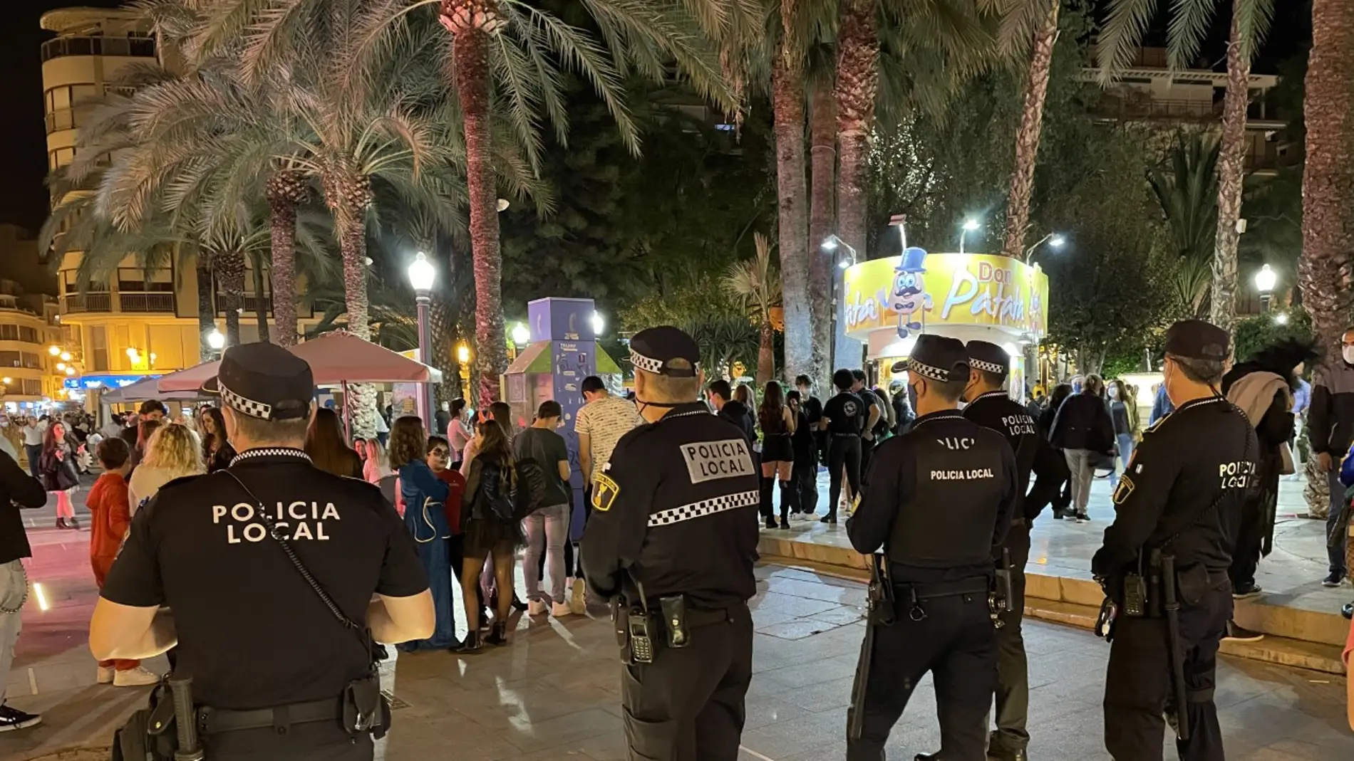 Dispositivo de la Policía Local de Elche en la plaza Glorieta con motivo de Halloween 2021.