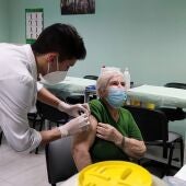 Una mujer se vacuna contra la gripe en el Centro de Salud Almozara