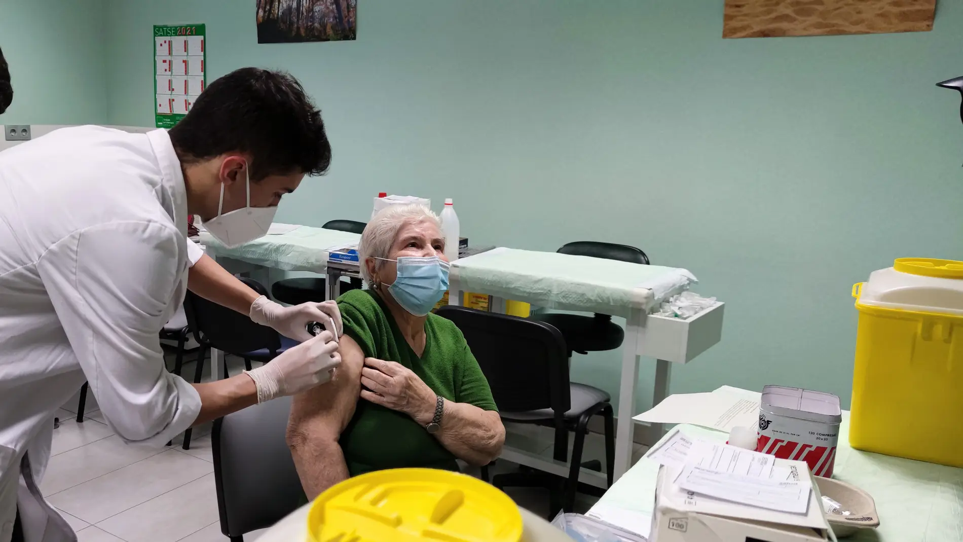 Una mujer se vacuna contra la gripe en el Centro de Salud Almozara