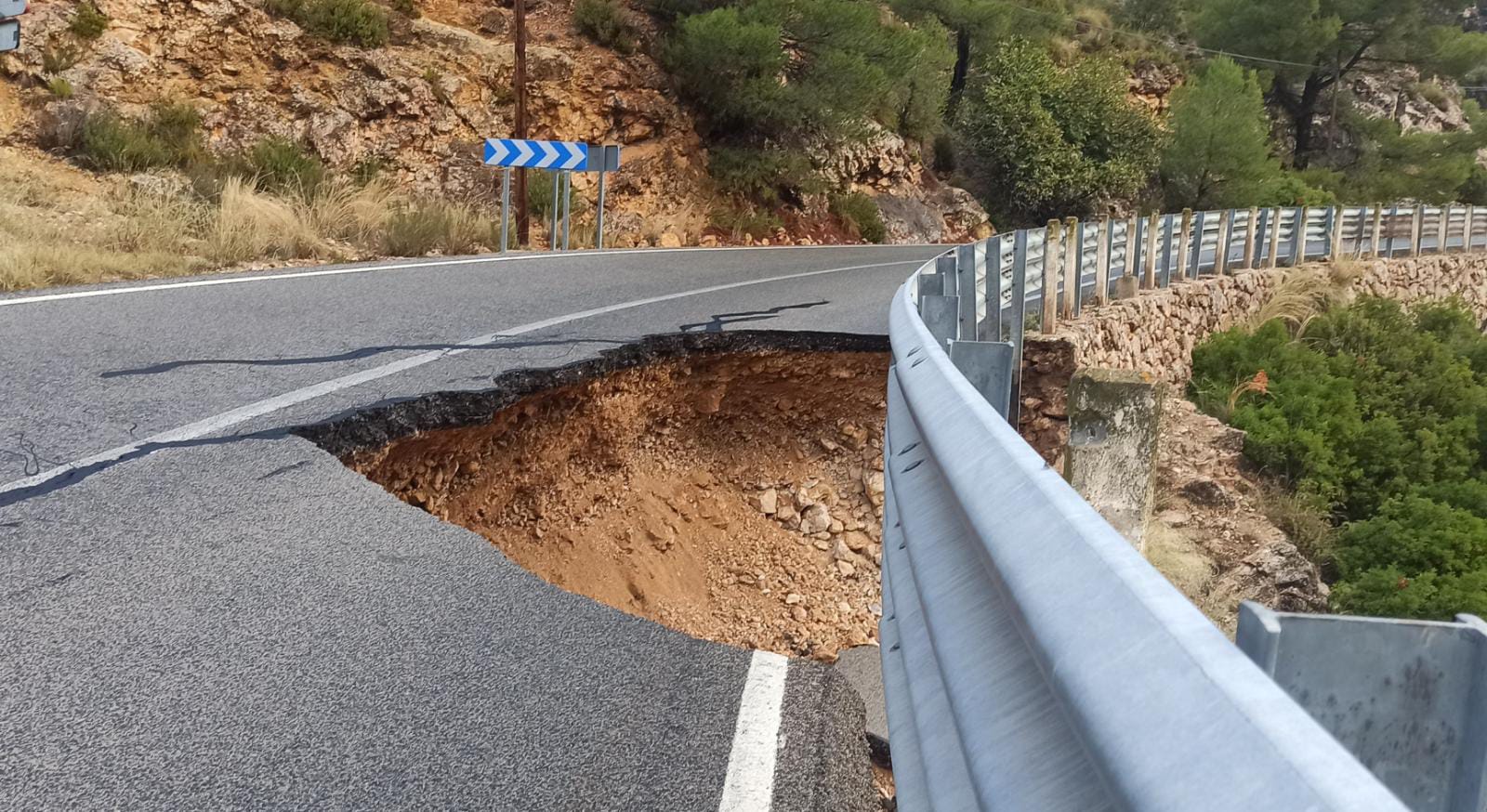 Esta semana comenzarán las obras de reconstrucción de la CM-3203 que une Ayna con Elche de la Sierra Esta semana comenzarán las obras de reconstrucción de la CM-3203 que une Ayna con Elche de la Sierra