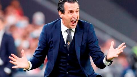 Emery dirigiendo un partido del Villarreal