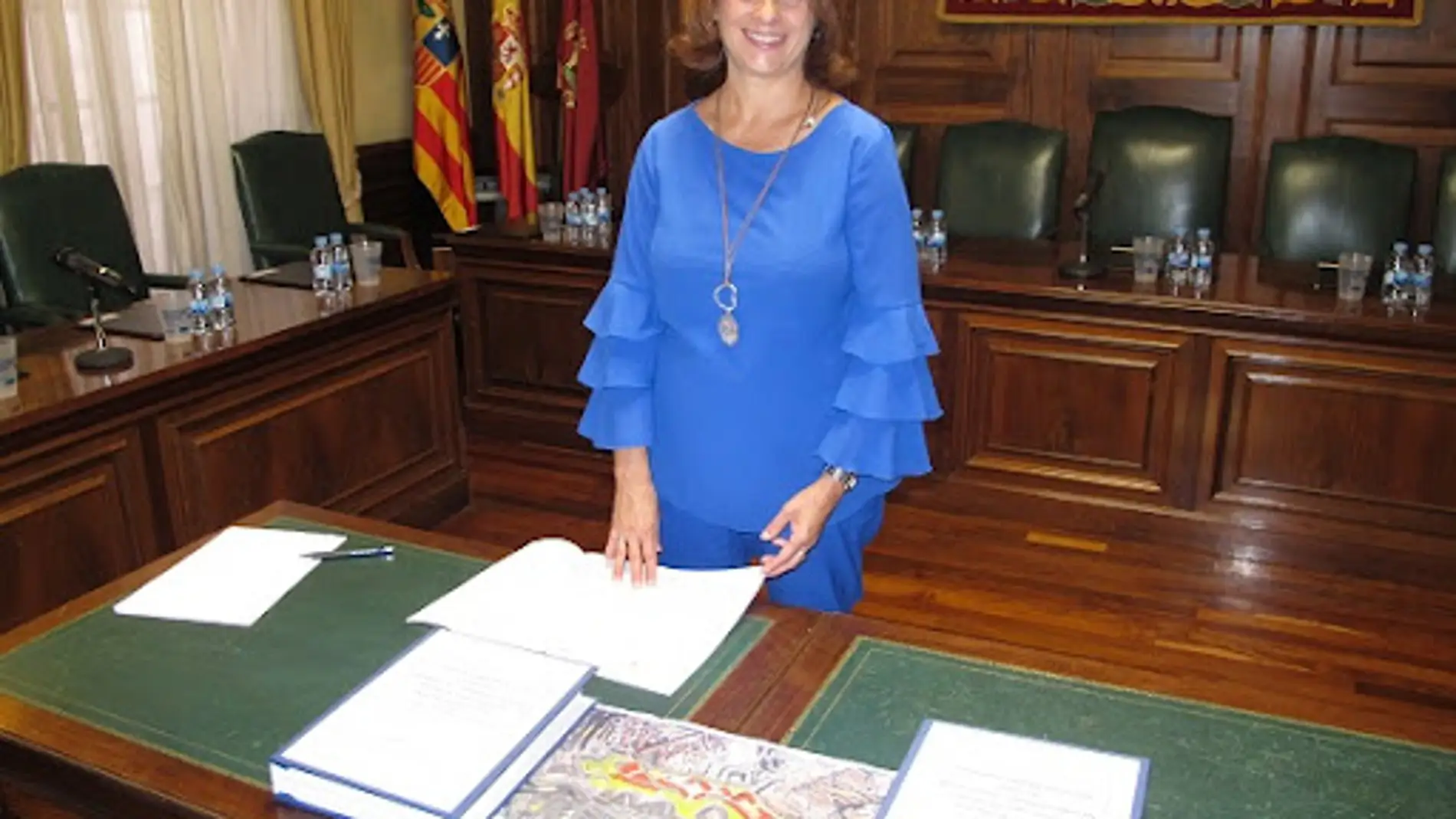 La alcaldesa de Teruel con los planos de urbanización del Polígono Sur