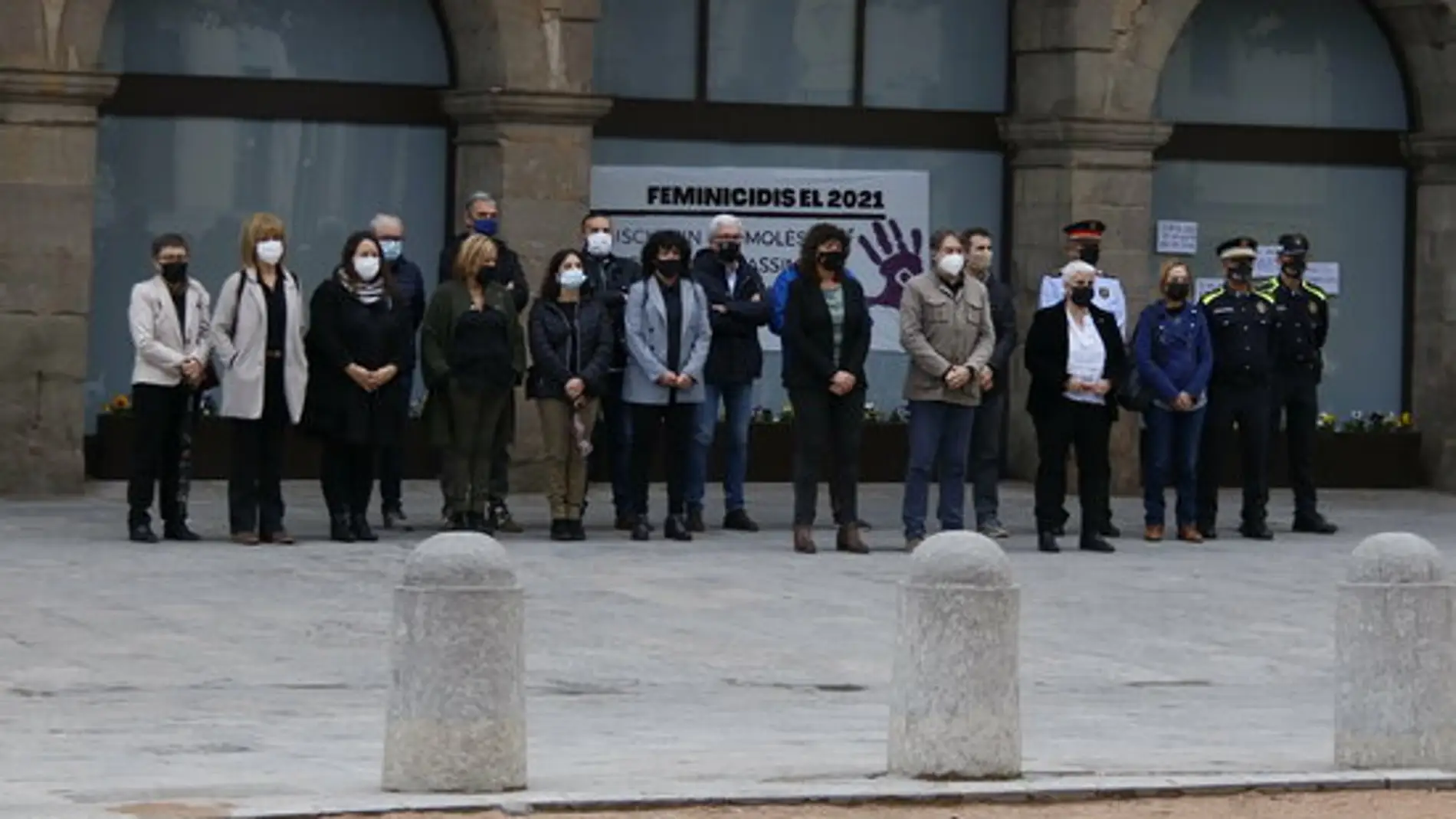 Autoridades concentradas en Ripoll durante en minuto de silencio contra el feminicidio de este lunes 1 de noviembre