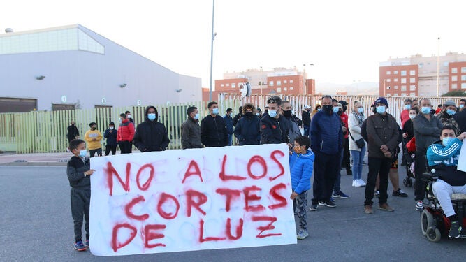 Continúan los cortes de luz en el barrio de El Puche Continúan los cortes de luz en el barrio de El Puche
