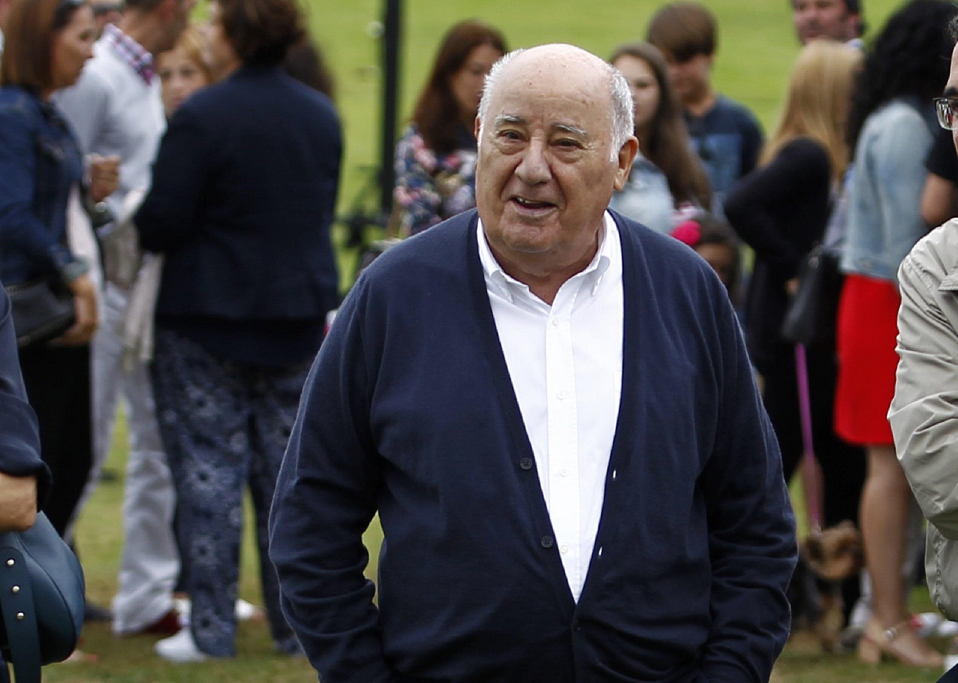 Hacienda devuelve a Amancio Ortega 215.000 euros del impuesto sobre sociedades Hacienda devuelve a Amancio Ortega 215.000 euros del impuesto sobre sociedades