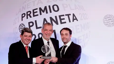 ¿Cómo surgió el nombre de Carmen Mola? Los ganadores del Planeta desvelan por qué se llaman así ¿Cómo surgió el nombre de Carmen Mola? Los ganadores del Planeta desvelan por qué se llaman así