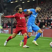 Salah disputa un balón con Carrasco Salah disputa un balón con Carrasco