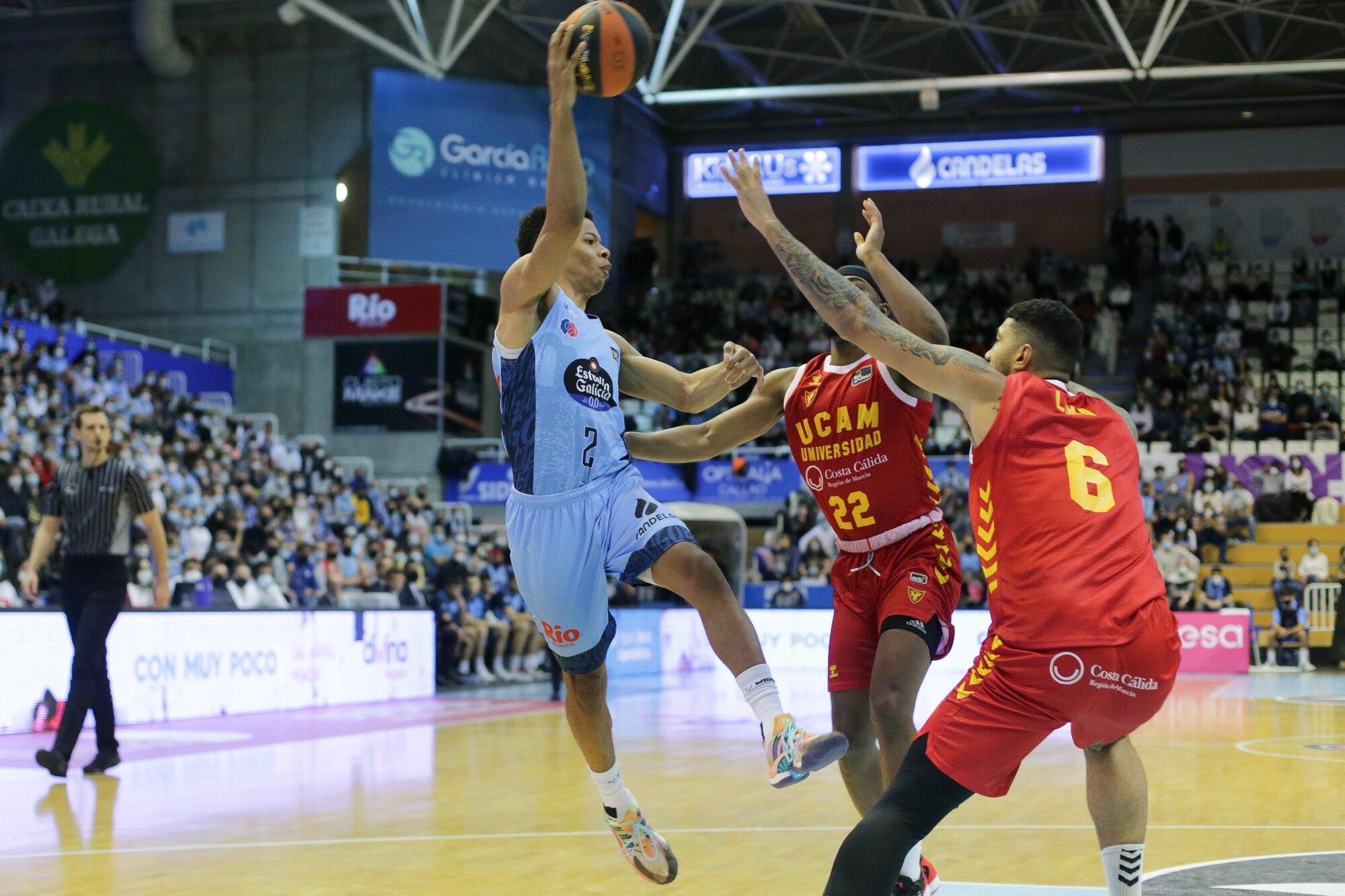 Las peñas del Breogán estudian protestas por el mal estado del Pazo dos Deportes Las peñas del Breogán estudian protestas por el mal estado del Pazo dos Deportes