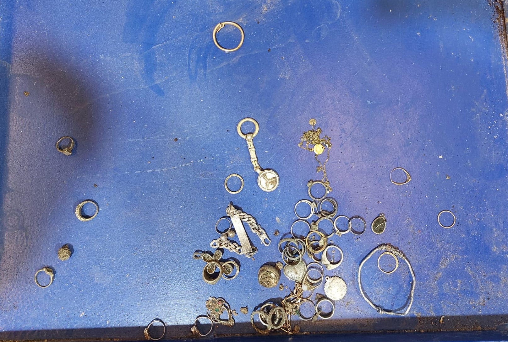 Anillos y colgantes entre algunas de las curiosidades que encuentran en el Complejo Medioambiental de Casares Anillos y colgantes entre algunas de las curiosidades que encuentran en el Complejo Medioambiental de Casares