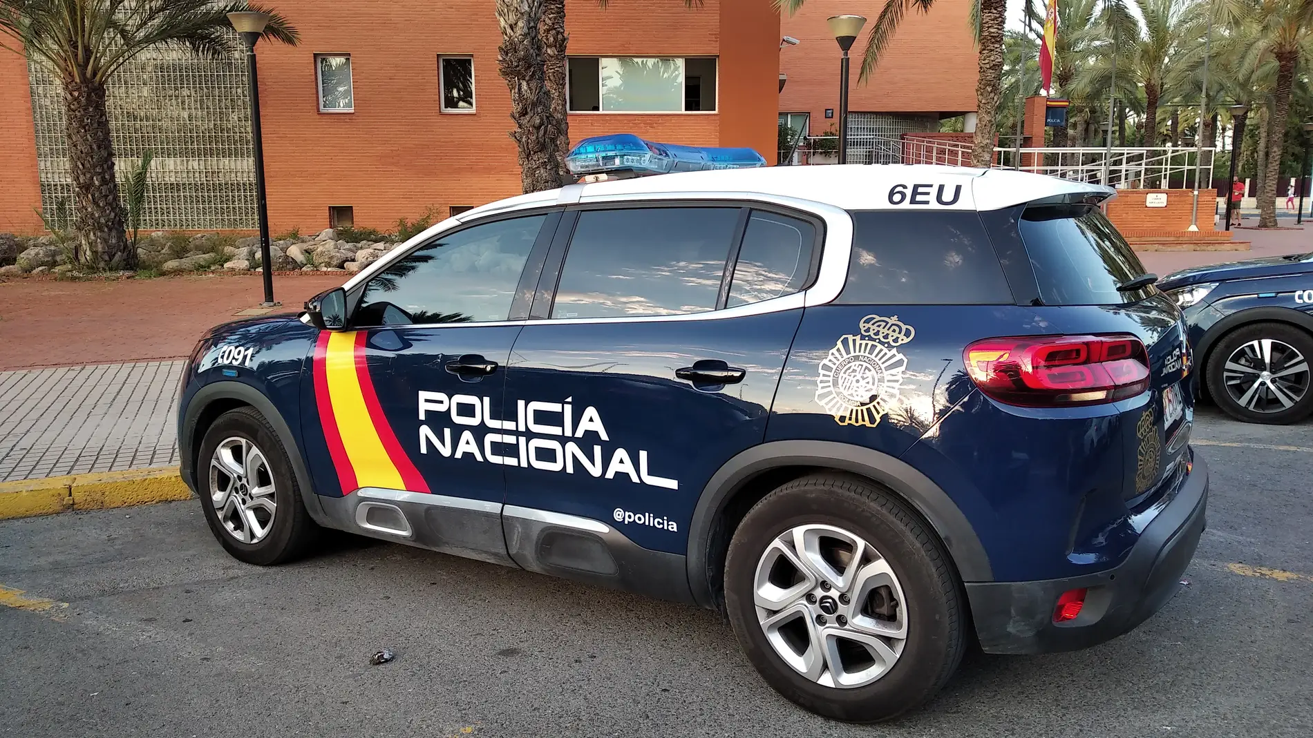 Un coche patrulla de la Policía Nacional de Alicante