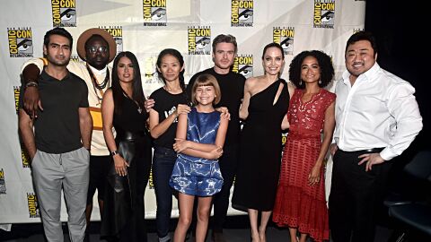 Parte del reparto de 'Eternals' posa junto a la directora Chlo&eacute; Zhao en una ComicCon previa al rodaje