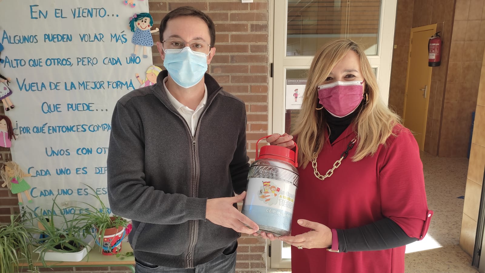 El Ayuntamiento de Pedro Muñoz reparte entre los diferentes colegios de la localidad una Cápsula del tiempo El Ayuntamiento de Pedro Muñoz reparte entre los diferentes colegios de la localidad una Cápsula del tiempo