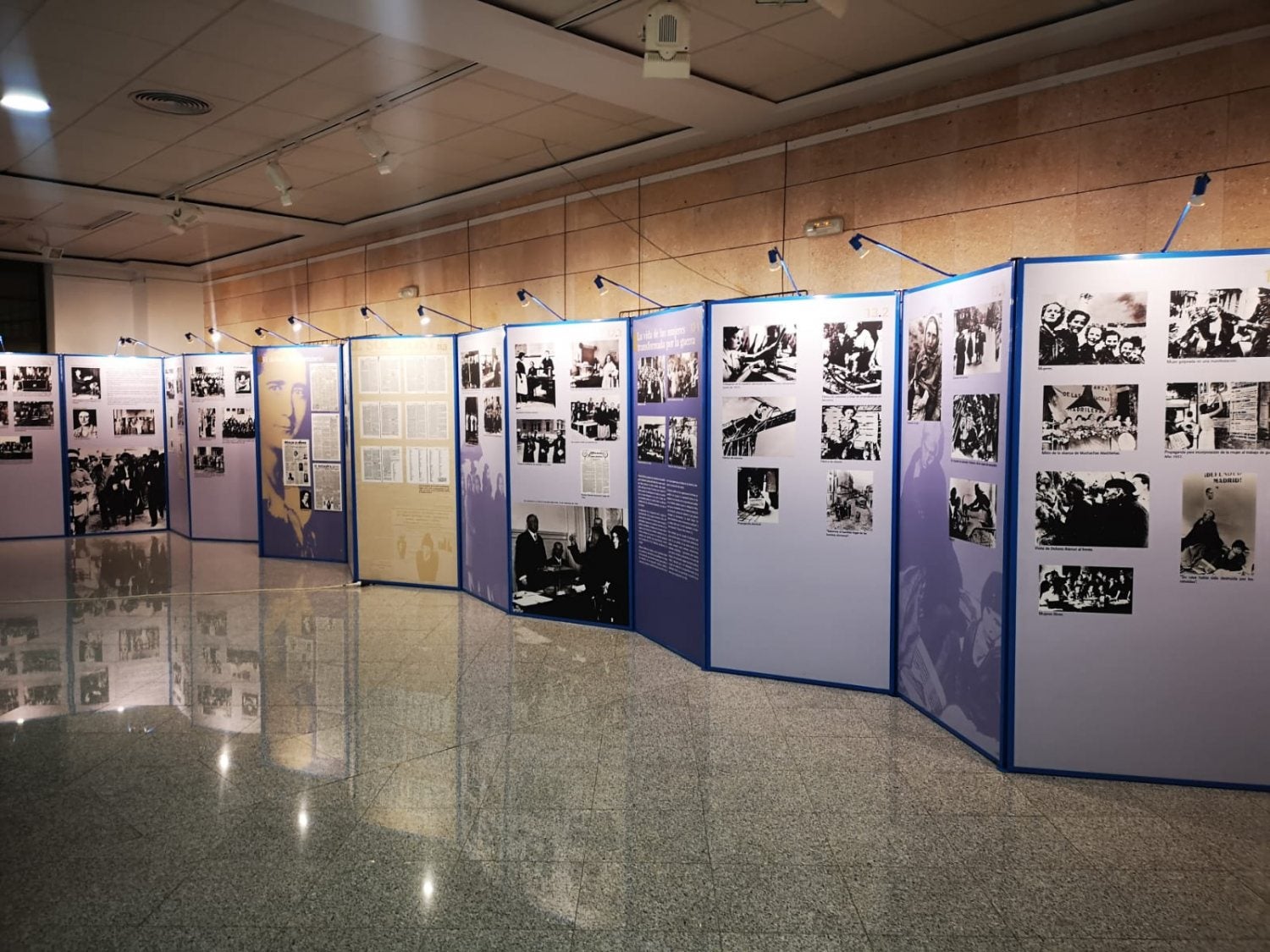 Inaugurada una exposición fotográfica en Villarrobledo para conmemorar el 75 aniversario del derecho al voto a las mujeres Inaugurada una exposición fotográfica en Villarrobledo para conmemorar el 75 aniversario del derecho al voto a las mujeres