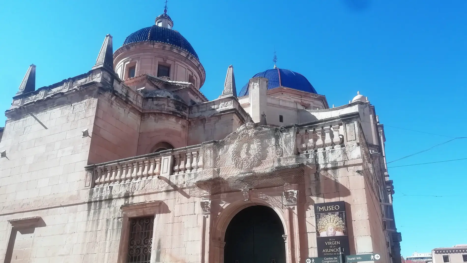 Una de las fachadas de la basílica de Santa María de Elche.