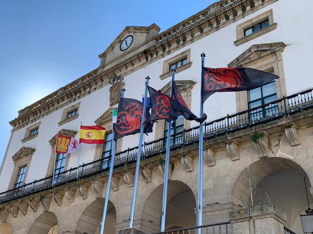 Banderas del Reino de Targaryen ondean en la Torre de Los Púlpitos y en el Ayuntamiento de Cáceres Banderas del Reino de Targaryen ondean en la Torre de Los Púlpitos y en el Ayuntamiento de Cáceres