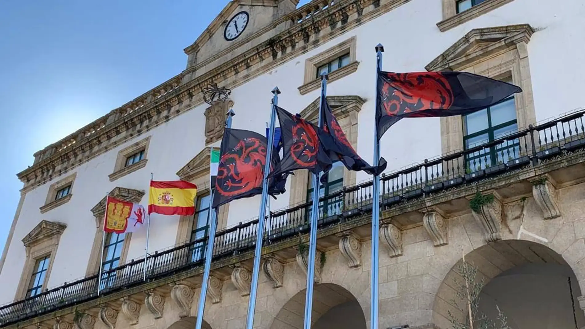 Banderas del Reino de Targaryen ondean en la Torre de Los Púlpitos y en el Ayuntamiento de Cáceres