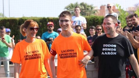 Aarón Soler, junto a sus padres, cuando fue homenajeado por su equipo después de salir del hospital. Aarón Soler, junto a sus padres, cuando fue homenajeado por su equipo después de salir del hospital.