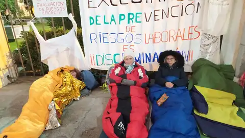 Trabajadoras del servicio de ayuda a domicilio acampan ante el Ministerio de Trabajo Trabajadoras del servicio de ayuda a domicilio acampan ante el Ministerio de Trabajo