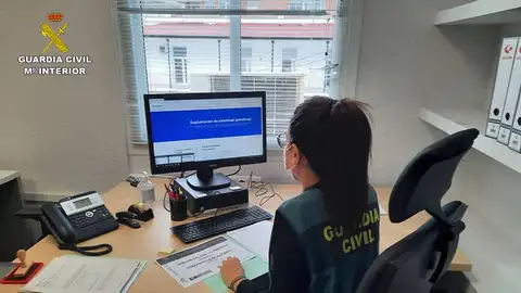 Una agente de la Comandancia de Alicante en pleno investigación Una agente de la Comandancia de Alicante en pleno investigación