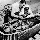 En 1922 Howard Carter halla el primer vestigio de la tumba de Tutankamón en Egipto En 1922 Howard Carter halla el primer vestigio de la tumba de Tutankamón en Egipto