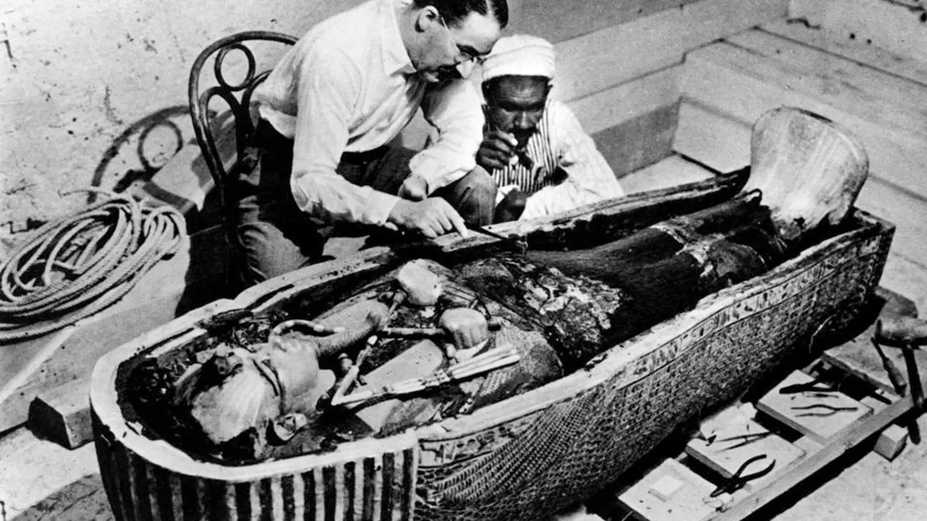 En 1922 Howard Carter halla el primer vestigio de la tumba de Tutankamón en Egipto    