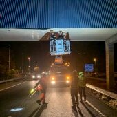 Bomberos del Consorcio aseguran las chapas metálicas de la pasarela peatonal sobre la AP7