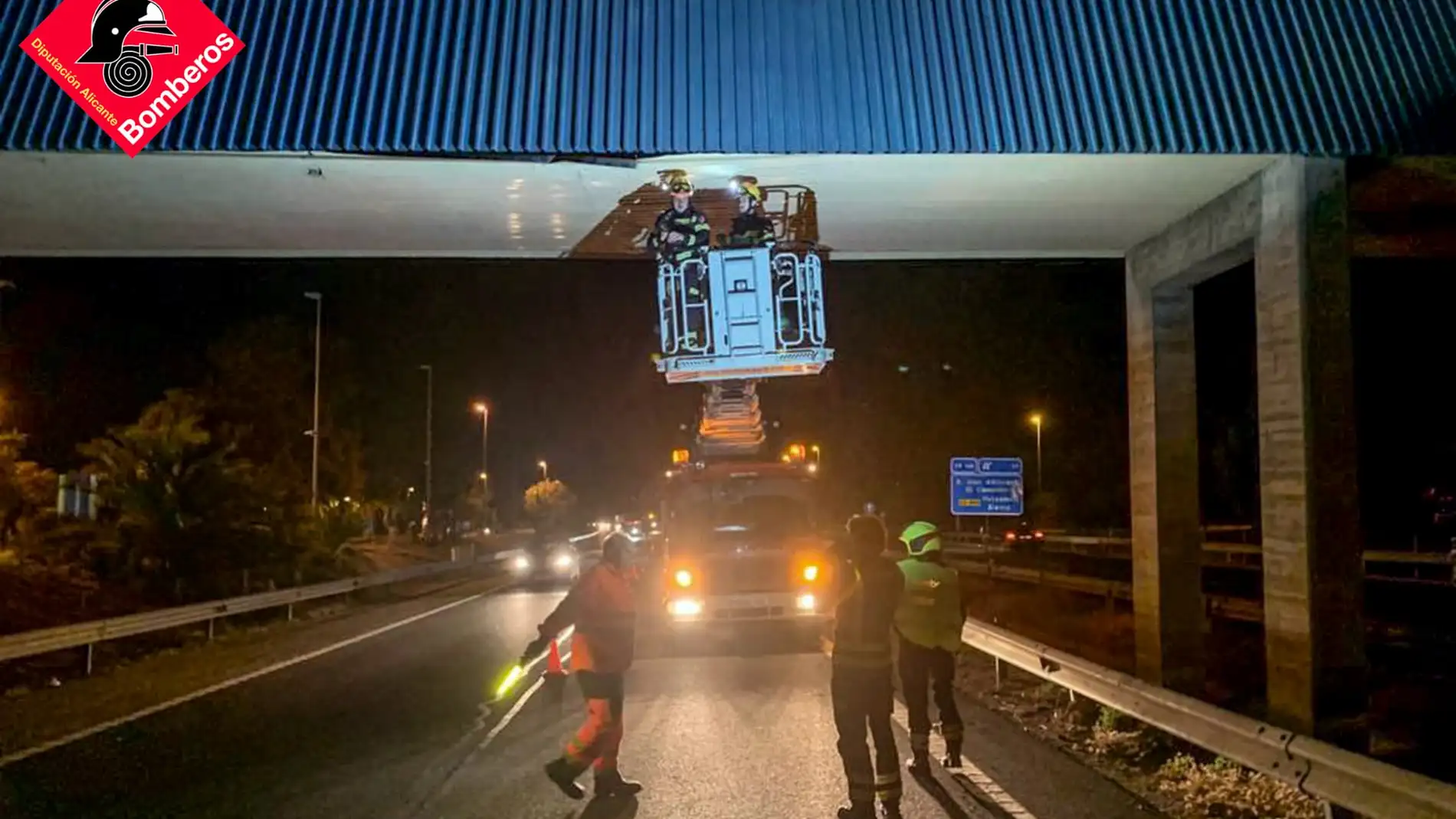 Bomberos del Consorcio aseguran las chapas metálicas de la pasarela peatonal sobre la AP7