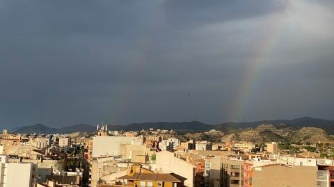 Arco iris la vila joiosa cielos nubes y claros