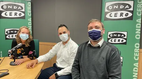 Elka Dimitrova acompaña a Diego Viu, profesor de la Escuela Superior Hotecma, y a Sebastián Crespí, presidente de Biolinea Elka Dimitrova acompaña a Diego Viu, profesor de la Escuela Superior Hotecma, y a Sebastián Crespí, presidente de Biolinea