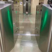 Uno de los tornos de código QR en el Hospital Puerta del Mar Uno de los tornos de código QR en el Hospital Puerta del Mar