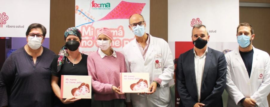 “Mi mamá no tiene pelo” llega a las pacientes del Hospital del Vinalopó. “Mi mamá no tiene pelo” llega a las pacientes del Hospital del Vinalopó.