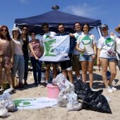 Voluntarios limpiando la playa