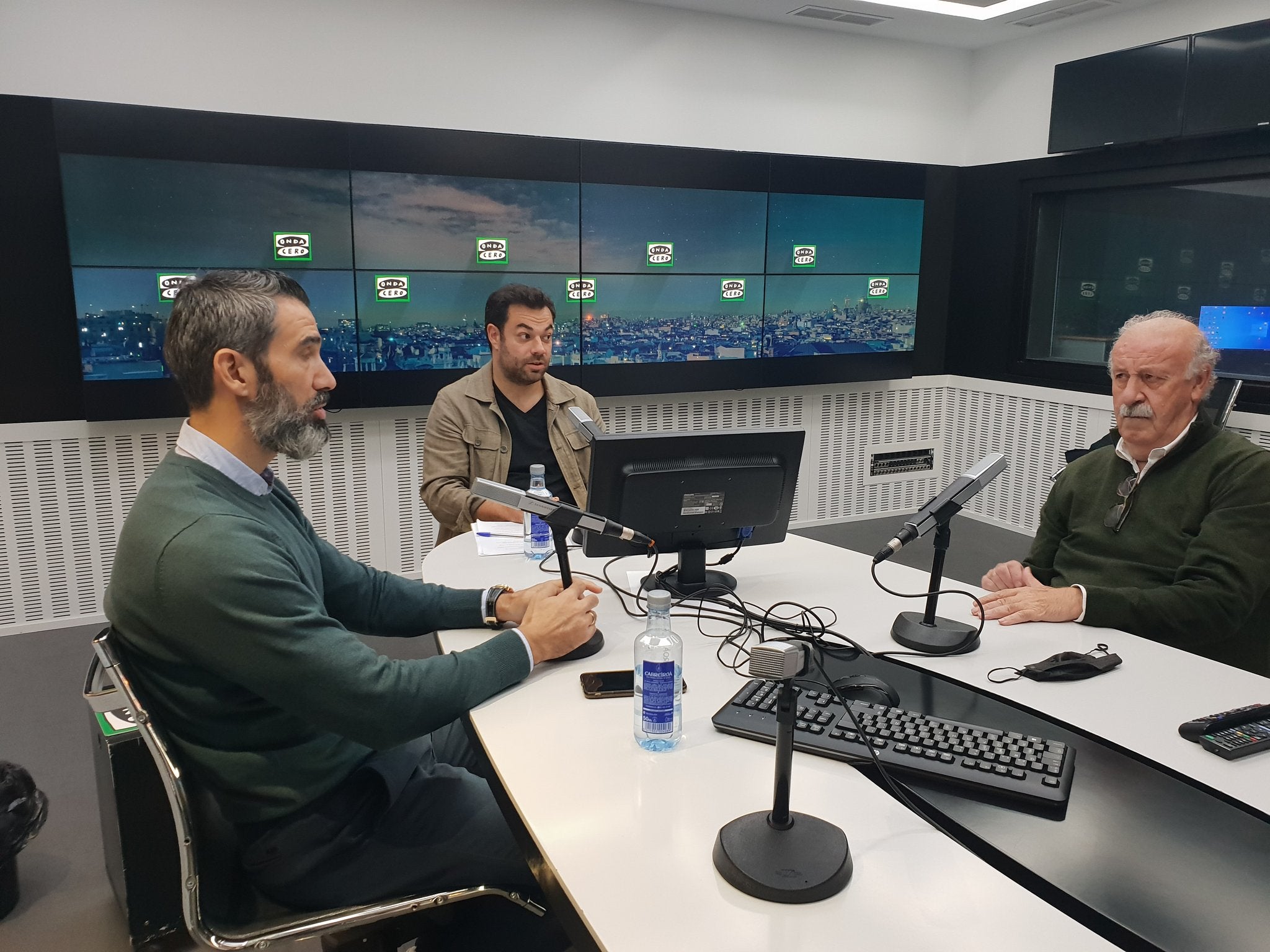 Del Bosque: "Xavi es la persona idónea para enlazar el pasado, presente y futuro del Barça" Del Bosque: "Xavi es la persona idónea para enlazar el pasado, presente y futuro del Barça"