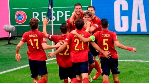 Los jugadores de la selección española celebran un gol