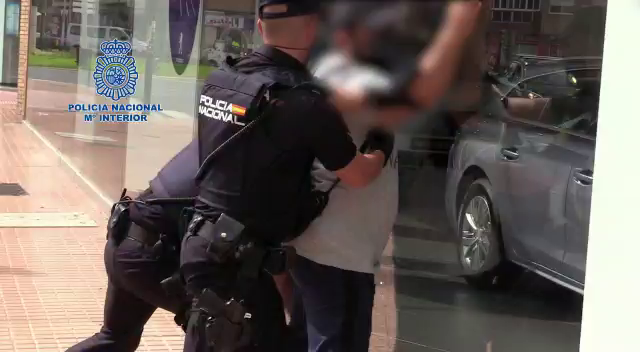 La Policía Nacional detiene en Murcia a un individuo que mantuvo secuestradas a sus dos sobrinas durante ocho años La Policía Nacional detiene en Murcia a un individuo que mantuvo secuestradas a sus dos sobrinas durante ocho años