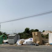 Residuos acumulados junto a un contenedor de basura en un camino del camp d'Elx.