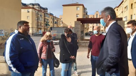 El vicepresidente segundo y conseller, Héctor Illueca, conversa con los dirigentes vecinales del barrio de &#39;Miguel Hernández&#39; en Alicante 