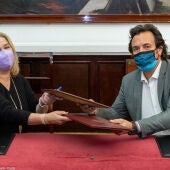 Firma del convenio en el Ayuntamiento de Cádiz