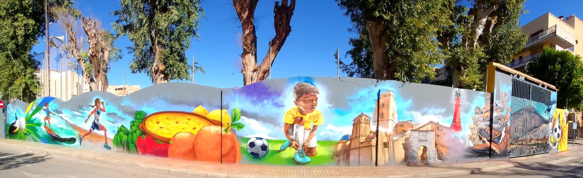 Deportes acondiciona el muro del campo de fútbol de Los Arcos con una obra de los artistas oriolanos Deportes acondiciona el muro del campo de fútbol de Los Arcos con una obra de los artistas oriolanos