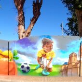 Deportes acondiciona el muro del campo de fútbol de Los Arcos con una obra de los artistas oriolanos 
