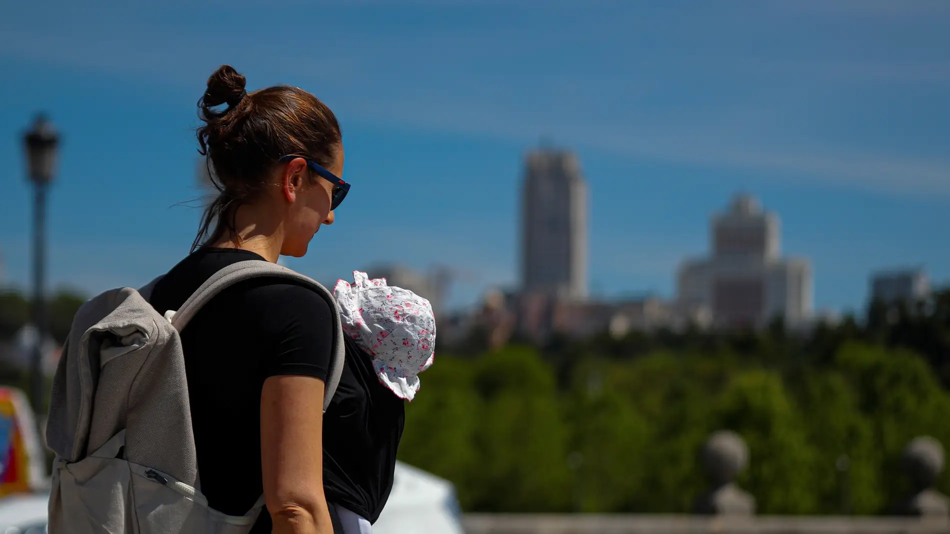 Una mujer pasea con su bebé en Madrid, en una imagen de archivo.