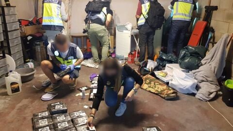La Policía Nacional examina la droga intervenida La Policía Nacional examina la droga intervenida