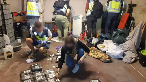 La Policía Nacional examina la droga intervenida La Policía Nacional examina la droga intervenida