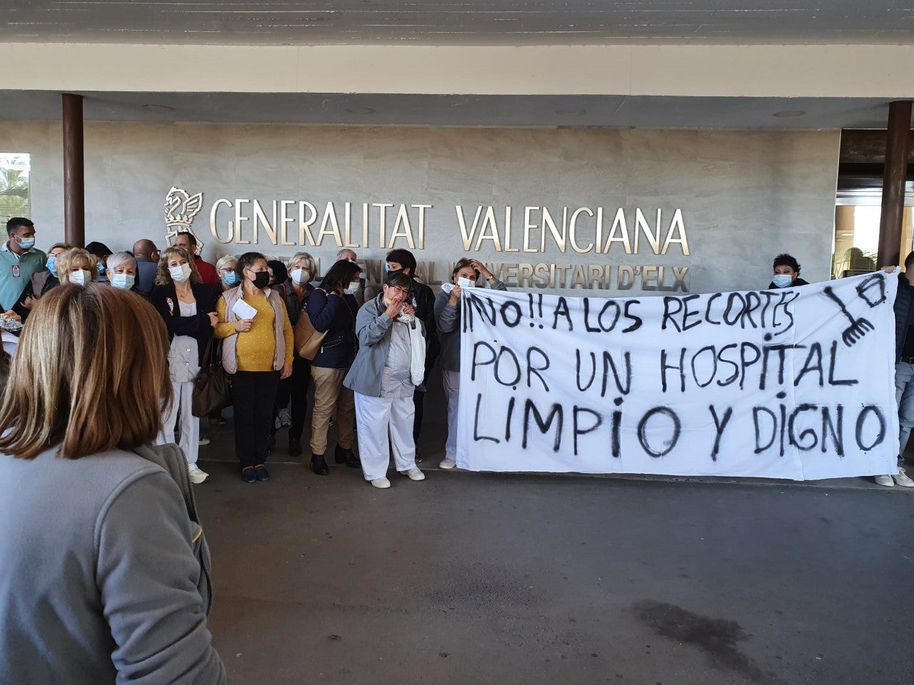 La plantilla del servicio de limpieza del área del Hospital General de Elche se moviliza para exigir que no se recorte en personal La plantilla del servicio de limpieza del área del Hospital General de Elche se moviliza para exigir que no se recorte en personal
