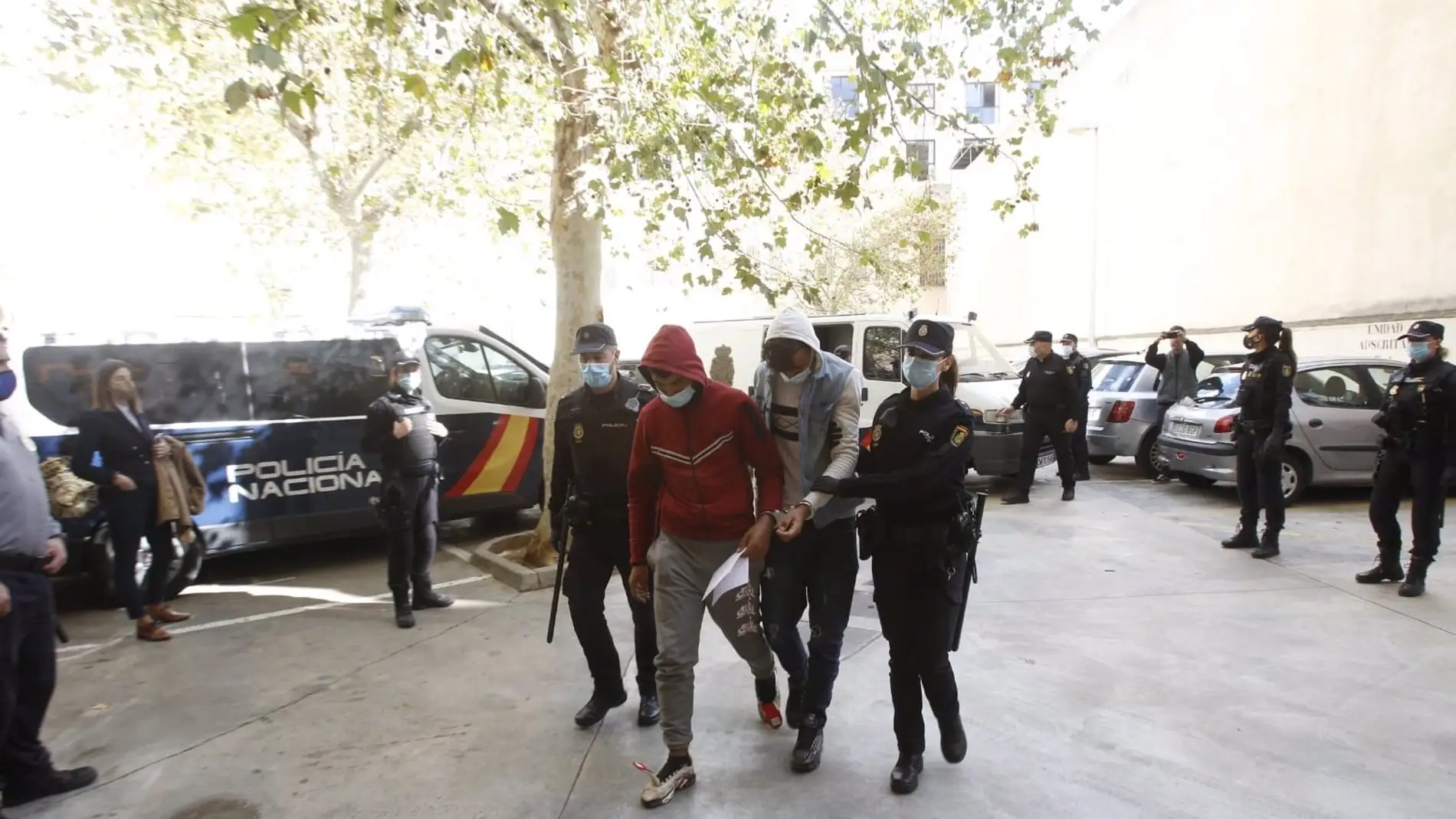 Dos de los arrestados, en el momento de llegar a los juzgados. - ISSAC BUJ - EUROPA PRESS