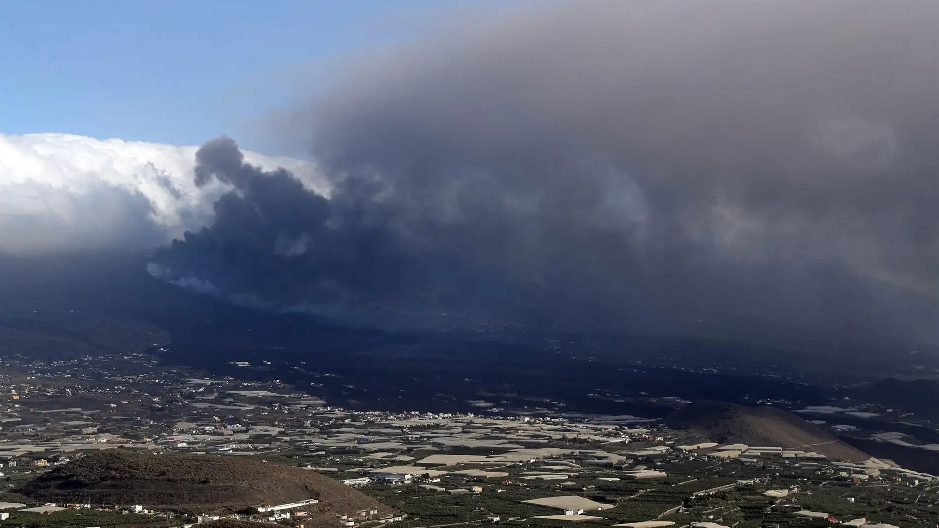 El volcán de La Palma desde el puerto de Tazacorte